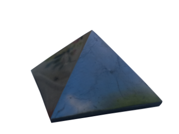 Piramida z szungitu ok. 5 cm. (polerowana)