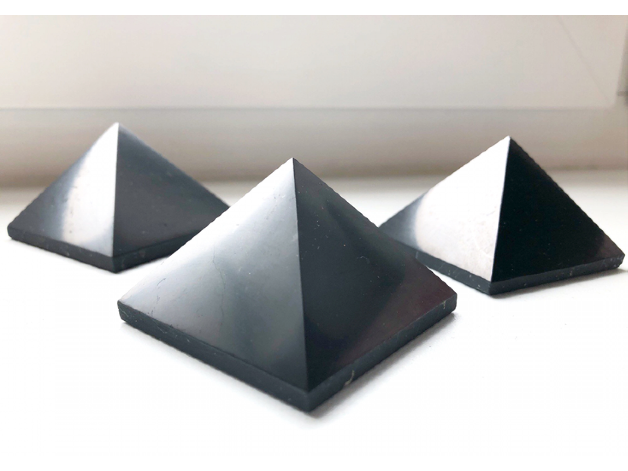 Piramida z szungitu 3 cm. polerowana.
